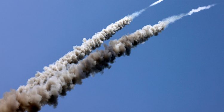 بعد الاعتداءات الإسرائيلية على المسجد الأقصى وحي الشيخ جراح حماس ترد بوابل من الصواريخ