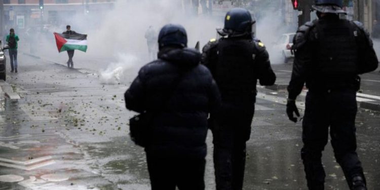 مظاهرة مؤيدة لفلسطين في “باريس” تقمعها الشرطة