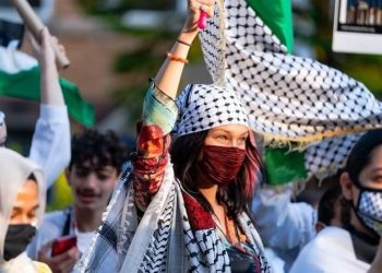 بيلا حديد تشارك بمسيرة لدعم فلسطين