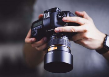 اعتداء وحشي من القوات الإسرائيلية على صحفي تركي