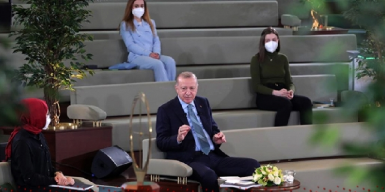 أردوغان يرفض تقييد السياح بتدابير كورونا “لجلب العملة”!