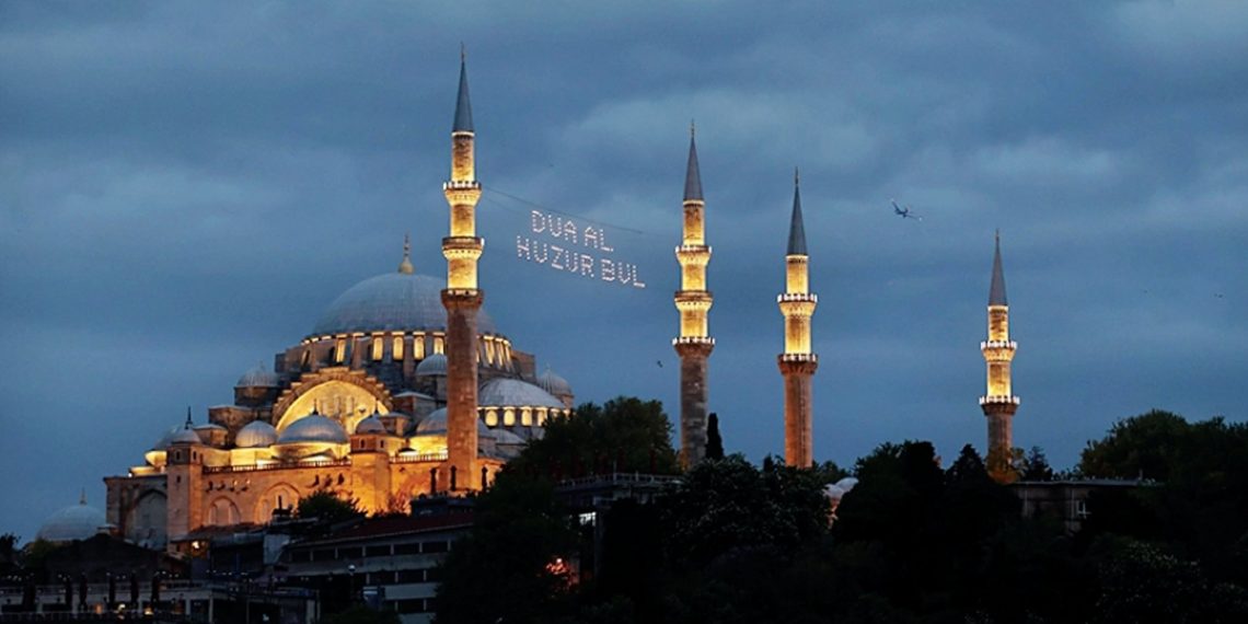 لافتات المحيا تعود إلى “آيا صوفيا” بعد انقطاع دام 87 سنة