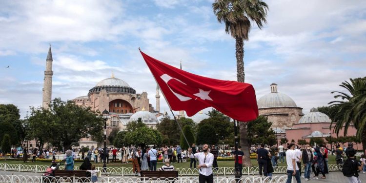 بعد إغلاق عام لمواجهة كورونا.. تركيا تعود تدريجيًّا إلى الحياة الطبيعية