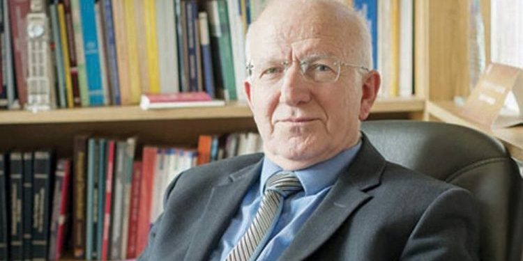 خبير دستوري: مراسيم الطوارئ مذبحة ضخمة للقانون