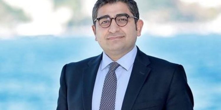 من هو “الجد” الذي يحتمي به رجل الأعمال التركي المحتال وعائلة “كينجستون”؟