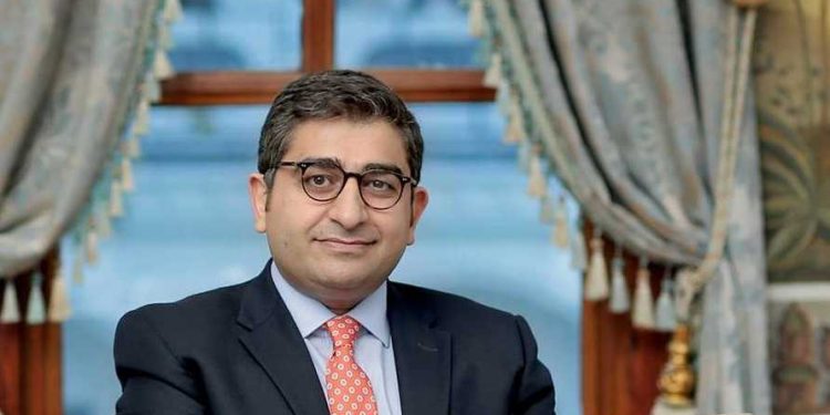 رئيس وزراء أردوغان أقام مع عائلته بفندق رجل الأعمال المحتال