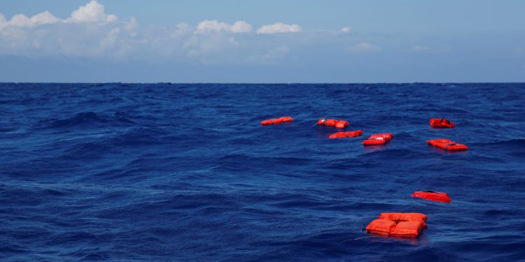 خفر السواحل التركي ينقذ 16 لاجئًا أجبرتهم اليونان على العودة