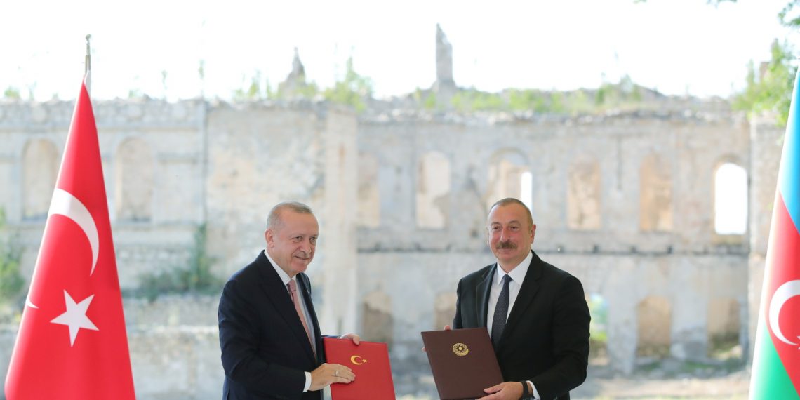 أردوغان يدعو أذربيجان إلى “شراكة” نفطية في ليبيا