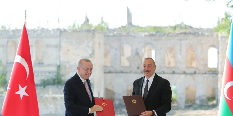 أردوغان يدعو أذربيجان إلى “شراكة” نفطية في ليبيا