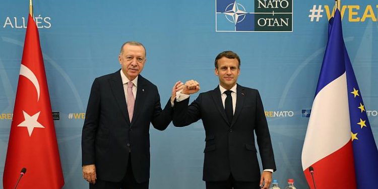 أردوغان يلتقي ماركون في مقر الناتو