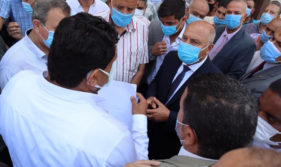 وزير النقل المصري يفاجئ الركاب صباحًا في محطة القطارات