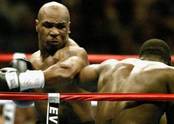 “الرجل الحديدي” يساعد في توزيع 700 صندوق طعام على المحتاجين