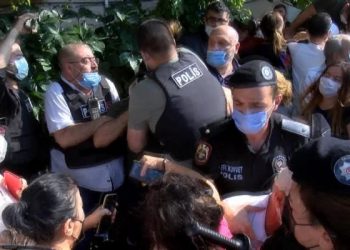 احتجاج في إسطنبول على قطع المياه عن حي تريد الحكومة إزالته