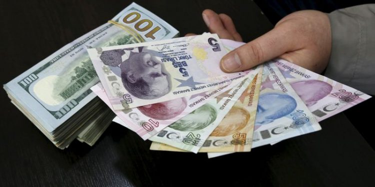 الدولار يستهل تعاملات الأسبوع بسعر 8.72 ليرة