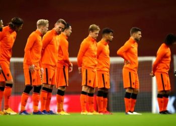 6 من لاعبي المنتخب الهولندي يرفضون لقاح كورونا!