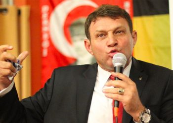 أدميرال متقاعد: حكومة أردوغان تتنازل عن أمن تركيا!