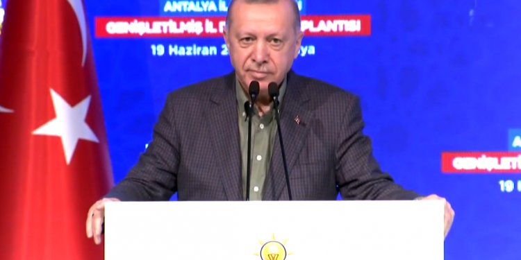 أردوغان يلوم نواب حزبه في أنطاليا