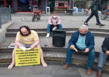 مواطن تركي يدعو لقراءة الكتب بأقدام حافية.. ما السبب؟