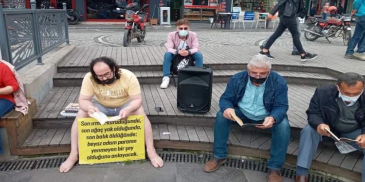 مواطن تركي يدعو لقراءة الكتب بأقدام حافية.. ما السبب؟