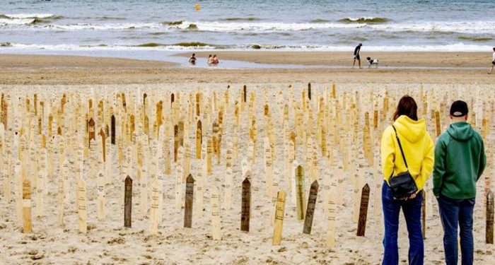 هولندا.. نصب تذكارية على الشاطئ لآلاف اللاجئين الذين فقدوا حياتهم