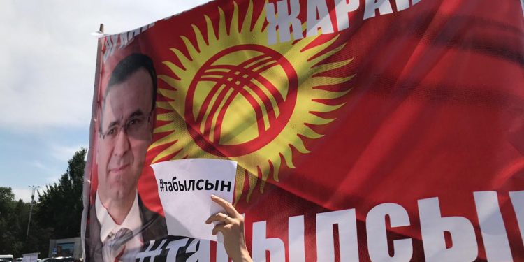 صحفي: تركيا هددت قرغيستان بتنفيذ انقلاب إذا لم تسلم مدرسًا