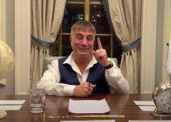 زعيم المافيا يسخر من تبريرات مسئول أقام بفندق مشبوه