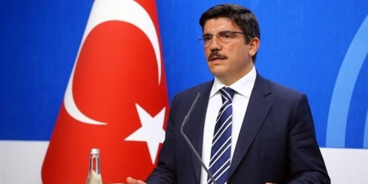 مستشار أردوغان يغرد خارج السرب ويهاجم مصر!