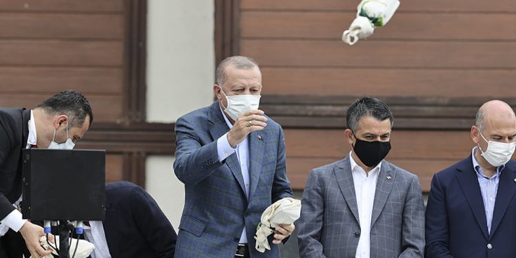 المعارضة: أردوغان يوزع الشاي على المنكوبين بدلاً من المساعدات!