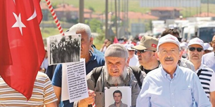 تركيا.. عائلة طالب عسكري مسجون مدى الحياة تنتقل لمنزل يطل على السجن!