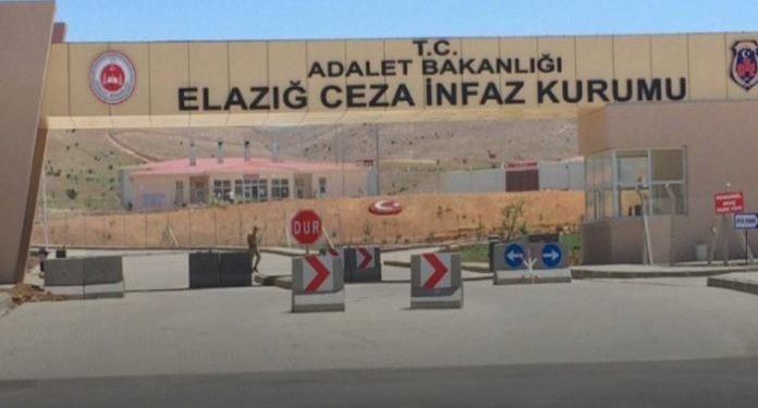 تركيا.. الاعتداء على سجين لرفضه التفتيش عاريًا