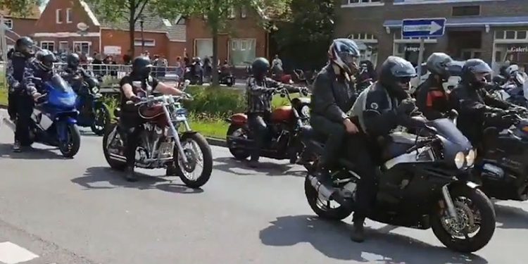 عرض بالدراجات النارية لإسعاد طفل مريض بالسرطان في ألمانيا