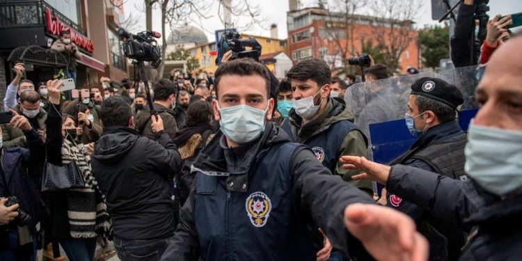 تركيا.. اعتقال 76 شخصاً على خلفية أحداث “ألتين داغ”