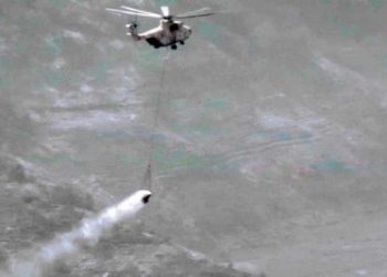 مروحيات عسكرية جزائرية تشارك في إخماد حرائق الغابات