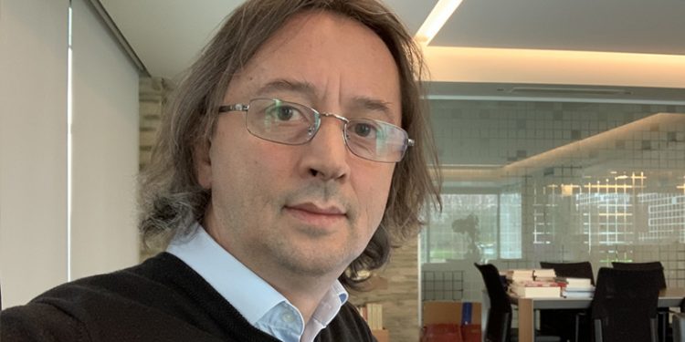 كاتب تركي يحمل إيران “الأزمة الأفغانية” في تركيا