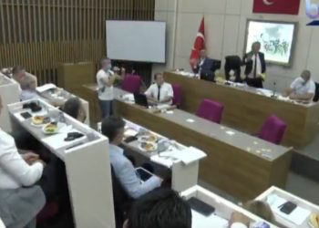 نواب العدالة والتنمية غاضبون بعد إلقاء عبوات الشاي عليهم