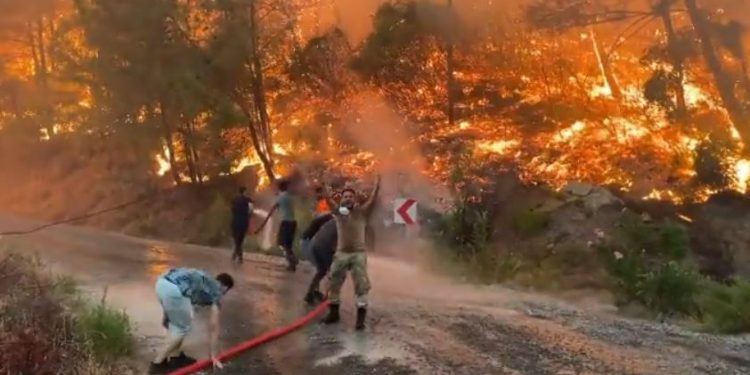 الكويت ترسل فريق إطفاء إلى تركيا