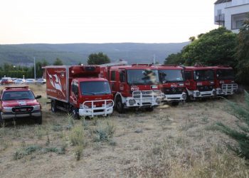 الكويت تهدي تركيا 6 سيارات إطفاء بمعداتها