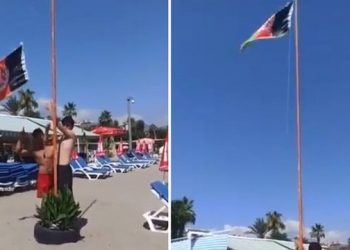 العلم الأفغاني يرفرف على شاطئ بمدينة أنطاليا التركية!