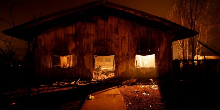 حريق ضخم في “كاليفورنيا” يدمر أكثر من ألف مبنى