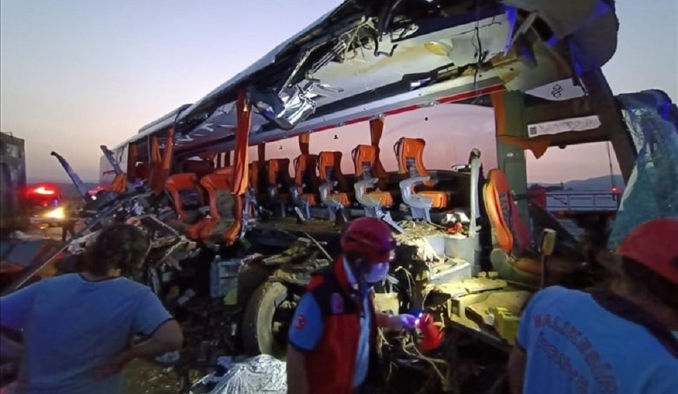 مقتل 10 أشخاص في حادث سير مروع غربي تركيا