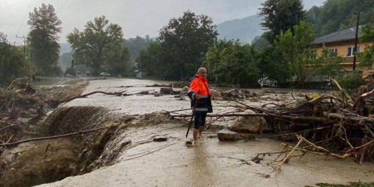 ارتفاع حصيلة ضحايا الفيضانات في تركيا إلى 27