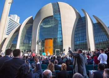 أردوغان ينفق ملايين الدولارات على مساجد خارج تركيا ولا يوفر الحماية للغابات!