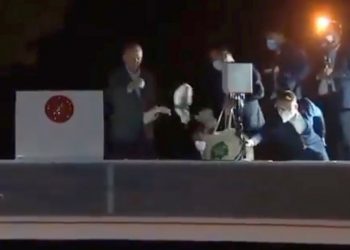 أردوغان يوزع الشاي على المتضررين من الحرائق في مرمريس!