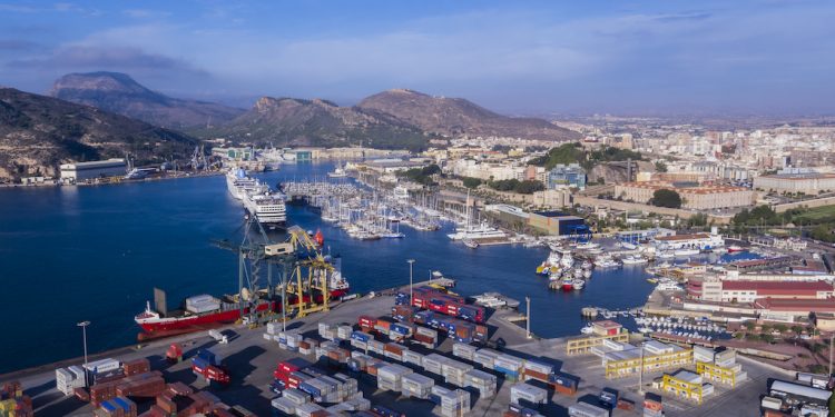 مصرع قبطان تركي على متن سفينته في أحد موانئ إسبانيا