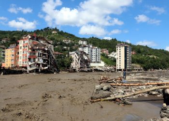 ارتفاع ضحايا فيضانات تركيا إلى 57