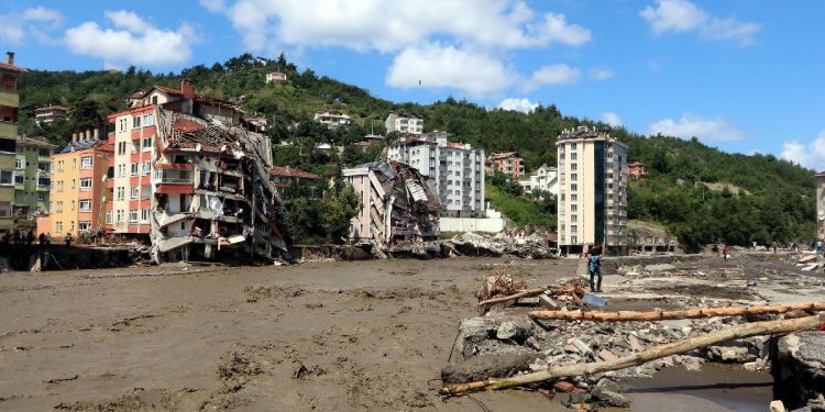 ارتفاع ضحايا فيضانات تركيا إلى 57