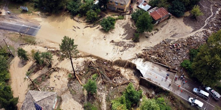 تركيا.. مدن البحر الأسود تستسلم للفيضانات والسيول والانهيارات الأرضية