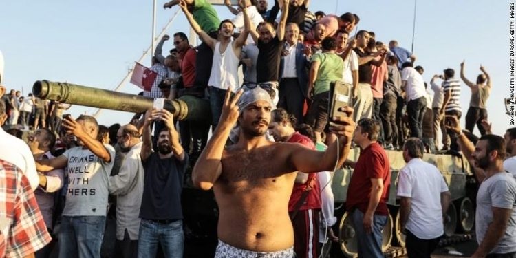 لماذا يقوم أردوغان بـ”إعادة إنتاج” الانقلاب الفاشل؟