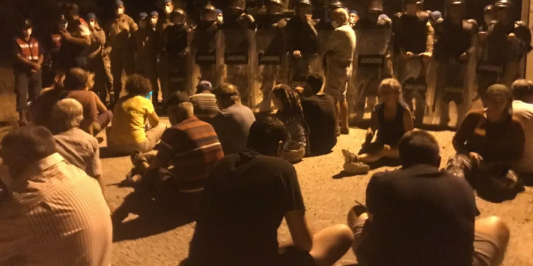 تركيا.. قوات الدرك تسحل قرويين يحرسون الغابات!