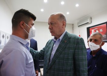 هل استدعى أردوغان عائلة أحد ضحايا الحرائق لتعزيتهم؟